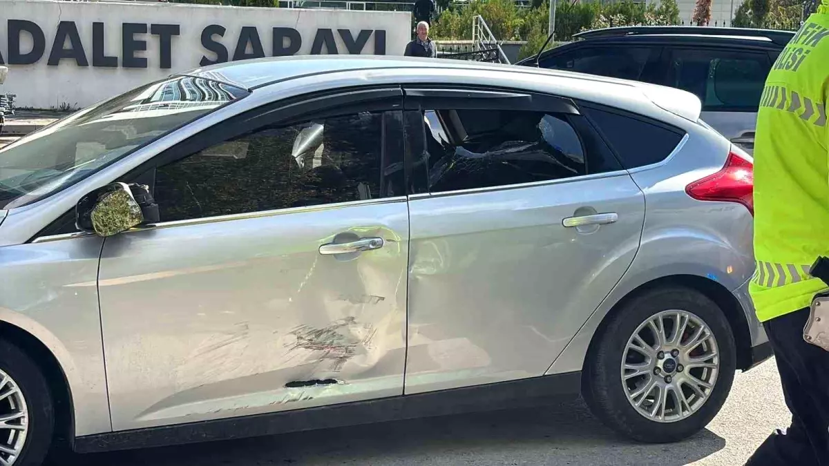 Bolu'da Otomobile Motosiklet Çarptı, Sürücü Yaralandı