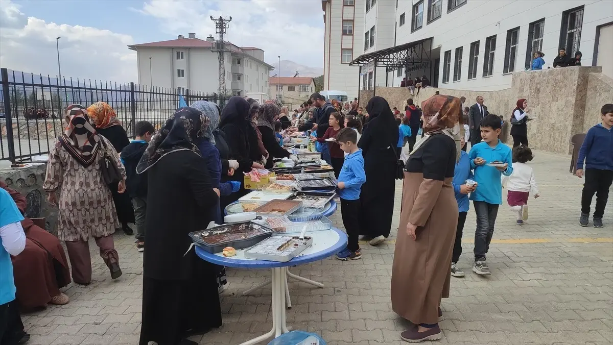 Çelikhan'da İlkokul Öğrencileri Filistin İçin Kermes Düzenledi