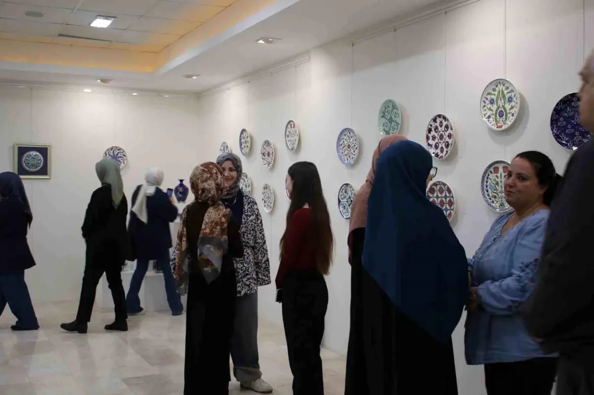 Sakarya Üniversitesi'nde 'Zamanda Geleneksel Yolculuk; Çini' Sergisi Açıldı