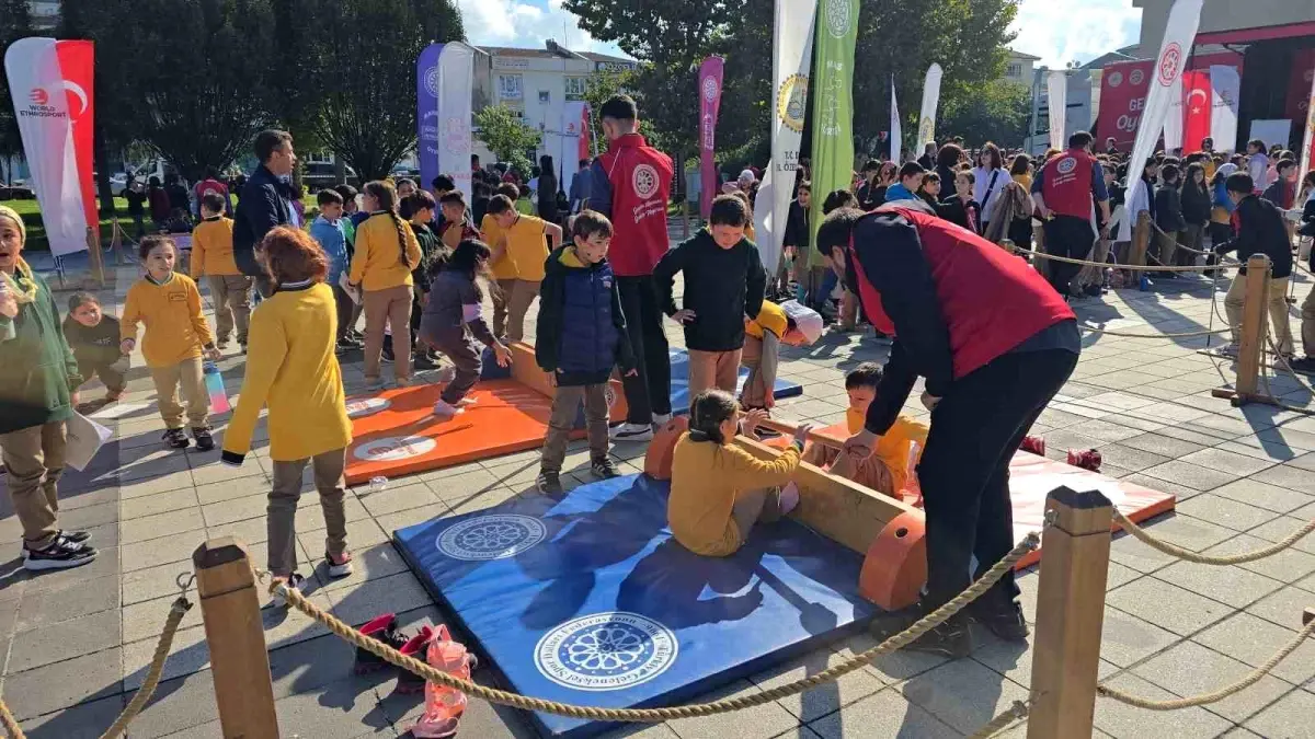 Düzce'de Geleneksel Oyunlar Tırı Öğrencilerle Buluştu