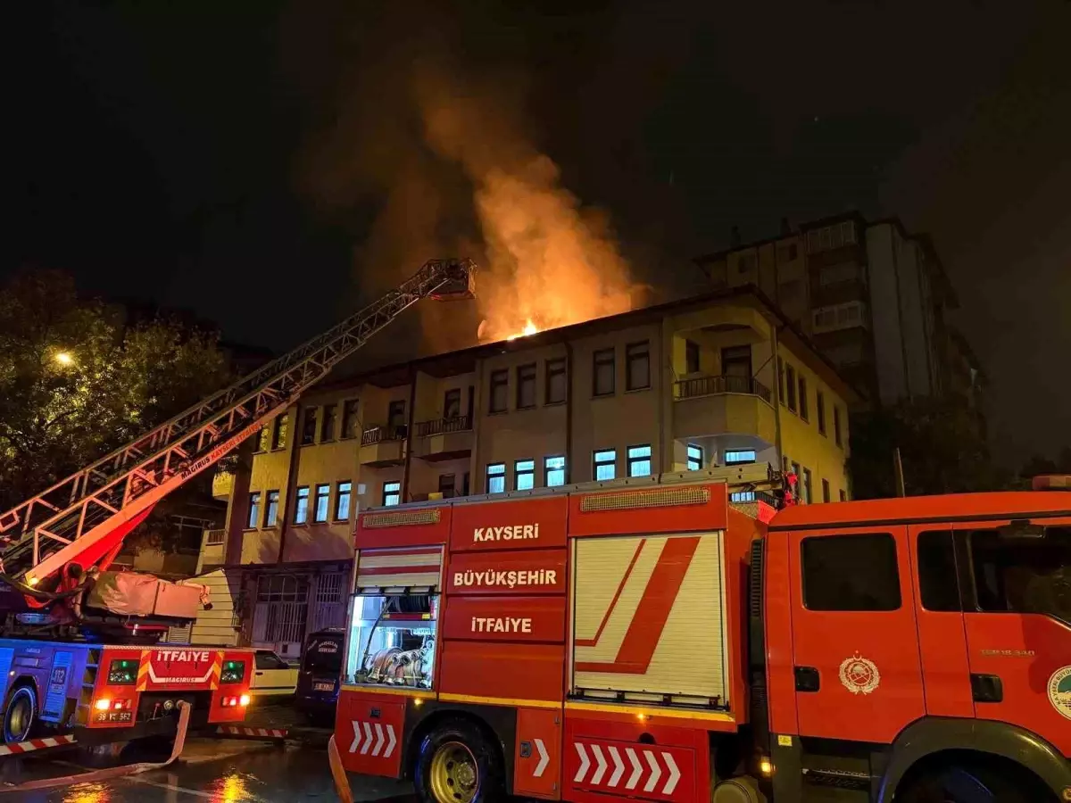 Kayseri'de Koca, Eşine Sinirlenip Binanın Çatısını Yaktı