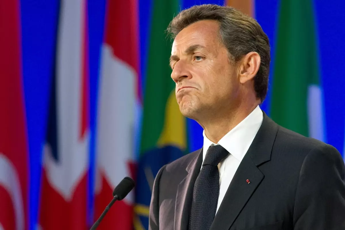 Eski Fransa Cumhurbaşkanı Sarkozy cezaevine giriyor