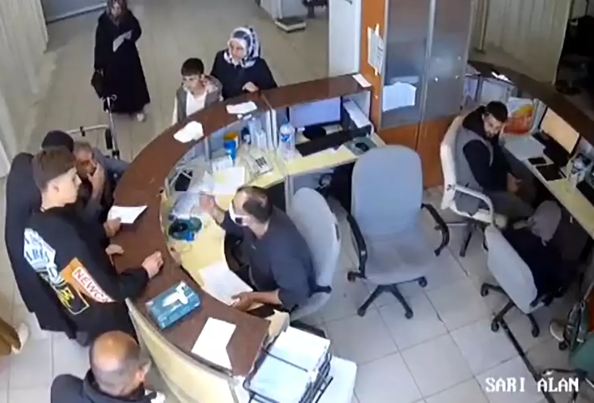 Devlet hastanesinde skandal: Engelli hastaya 'Yobaz' dedi, oğluna kalem fırlattı