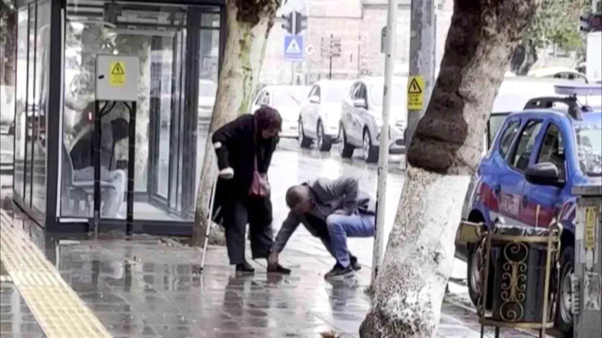 Amasya'da Evladın Annesine Gösterdiği Sevgi Duygusal Anlar Yaşattı