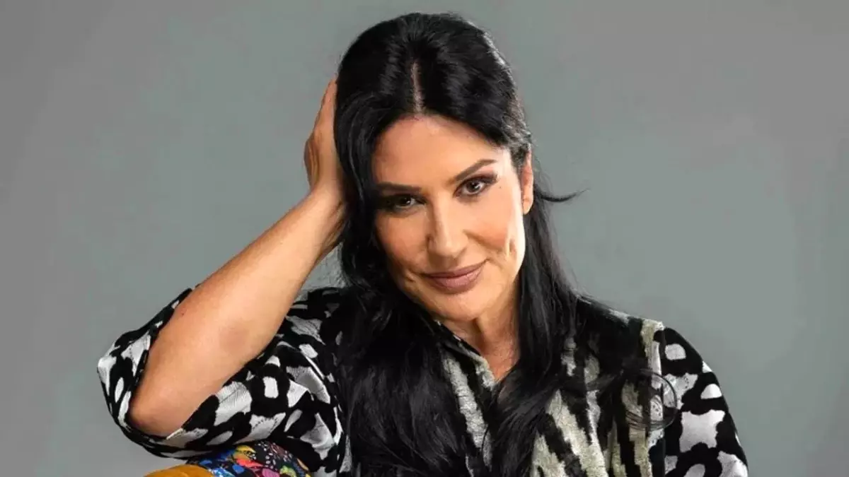 İclal Aydın'dan Yeni Oyun: 'Ama Değil, Rağmen' Turneye Çıkıyor