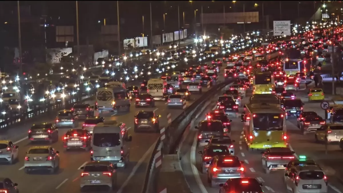 İstanbul'da Akşam Saatlerinde Trafik Yoğunluğu Yüzde 78'e Ulaştı