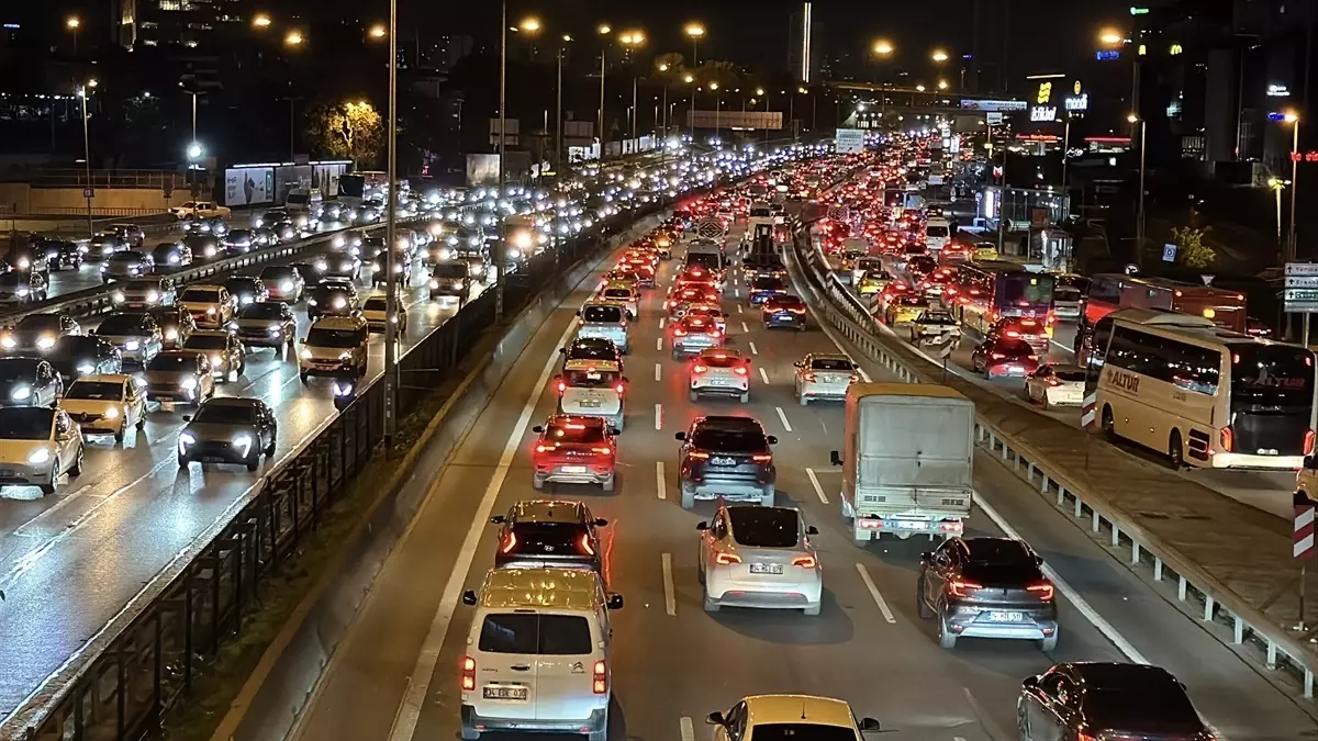 İstanbul'da İş Günü Sonunda Trafik Yoğunluğu Aksamalara Neden Oldu