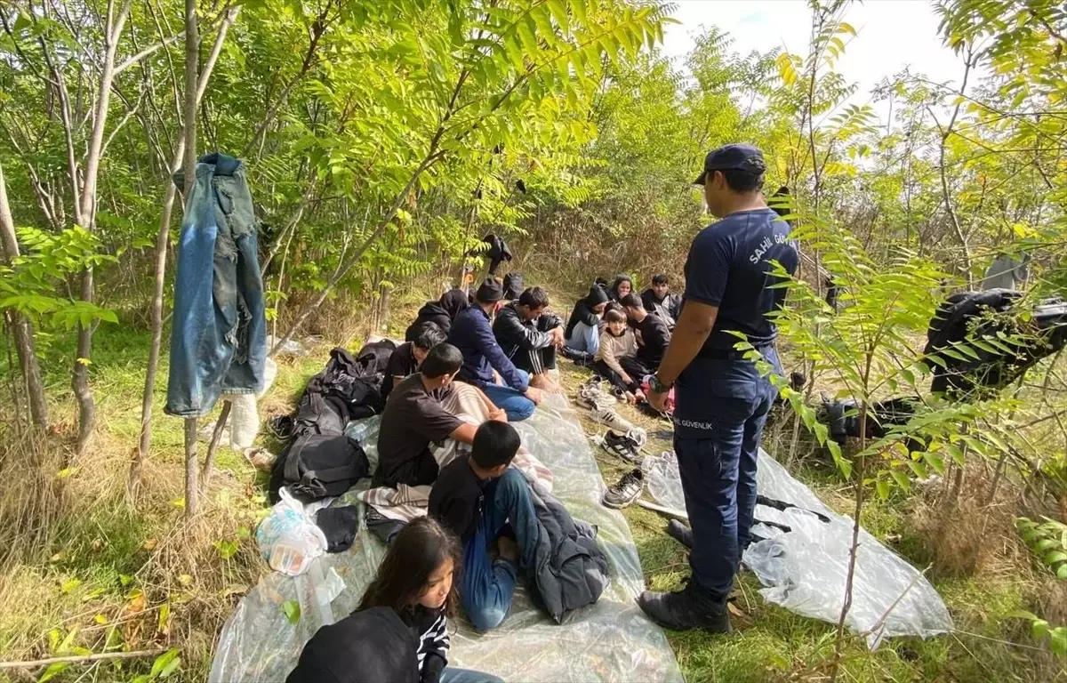 İzmir'de 66 Düzensiz Göçmen Yakalandı, 29'U Kurtarıldı