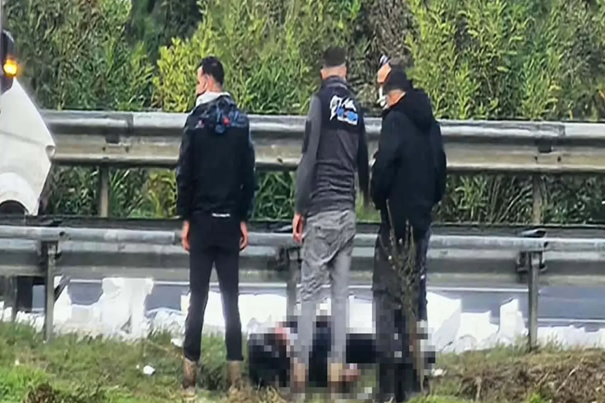 İzmir'de feci kaza: Lastiği patlayan minibüse çarpan otomobilde 1 ölü, 4 yaralı