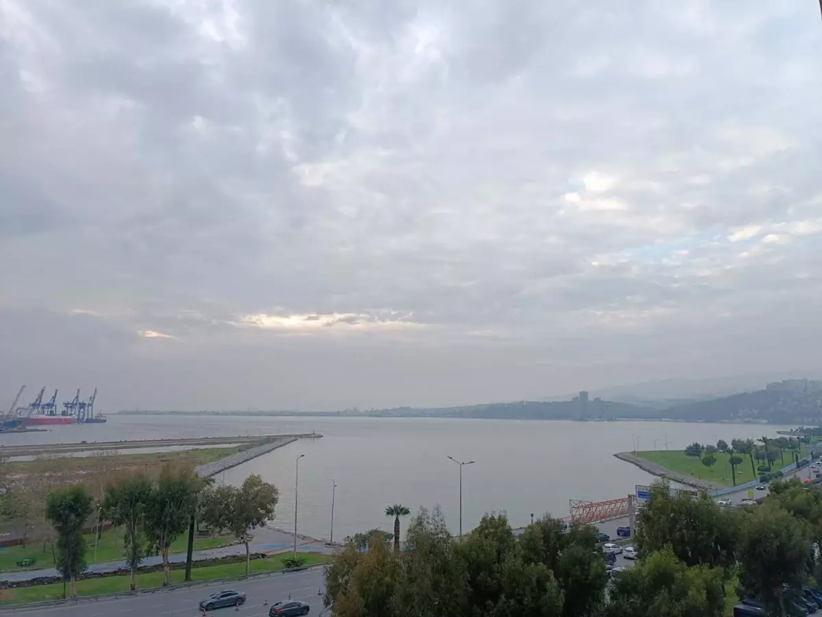 İzmir Körfezi'nde Kirlilikten Kaynaklı Kötü Koku Rahatsız Ediyor