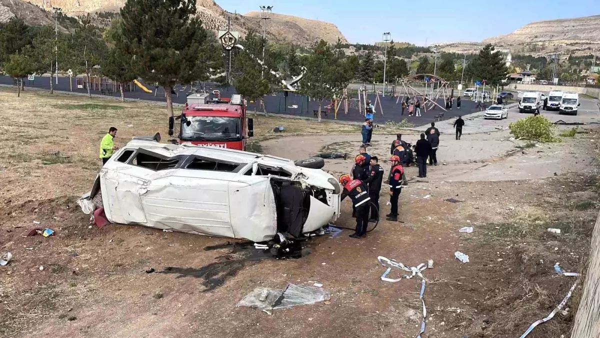 Sivas'ta Minibüs Kazasında 15 Yaşındaki Çocuk Hayatını Kaybetti