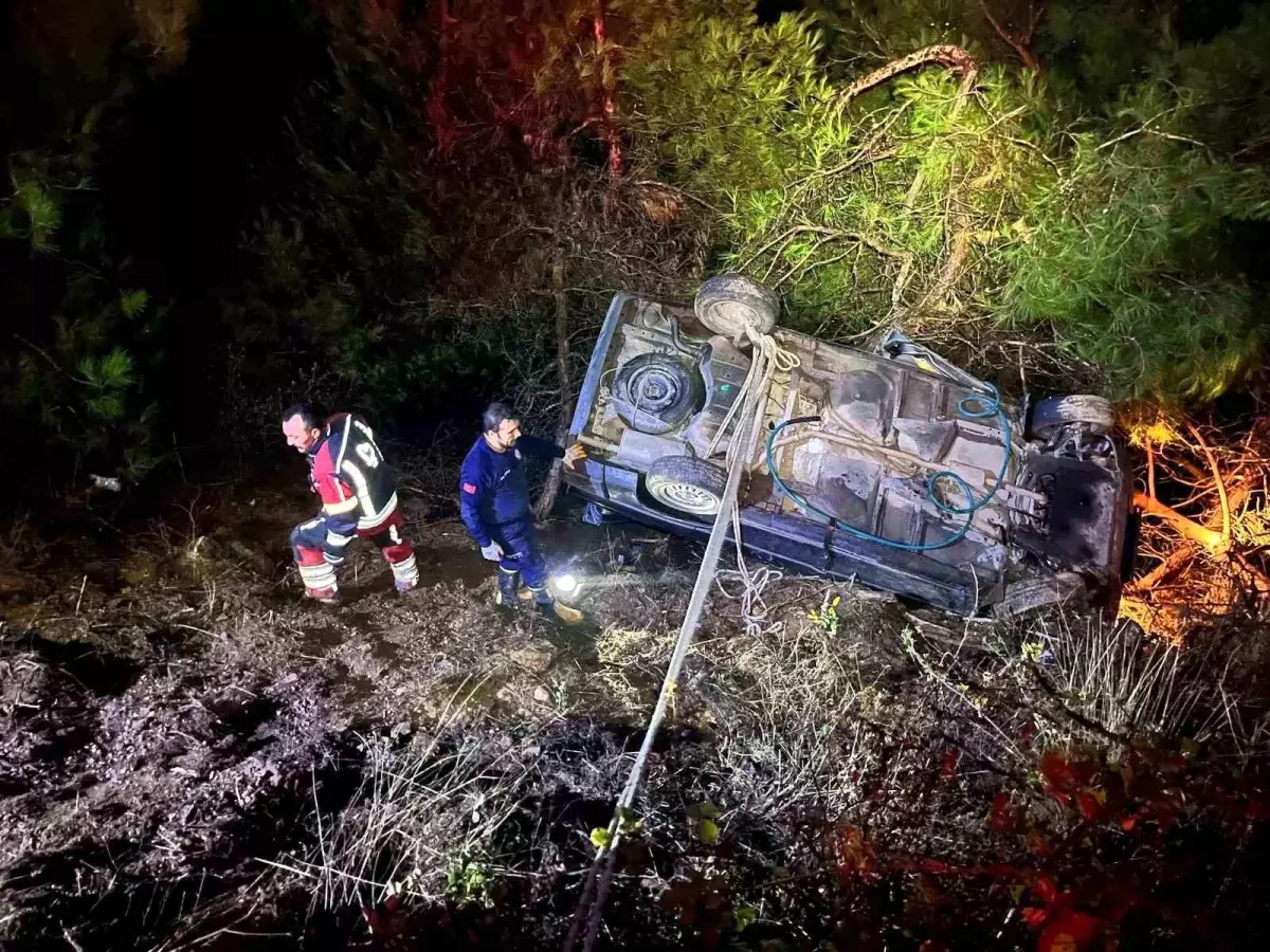 Balıkesir'de Otomobil Dereye Uçtu, 5 Kişi Yaralandı