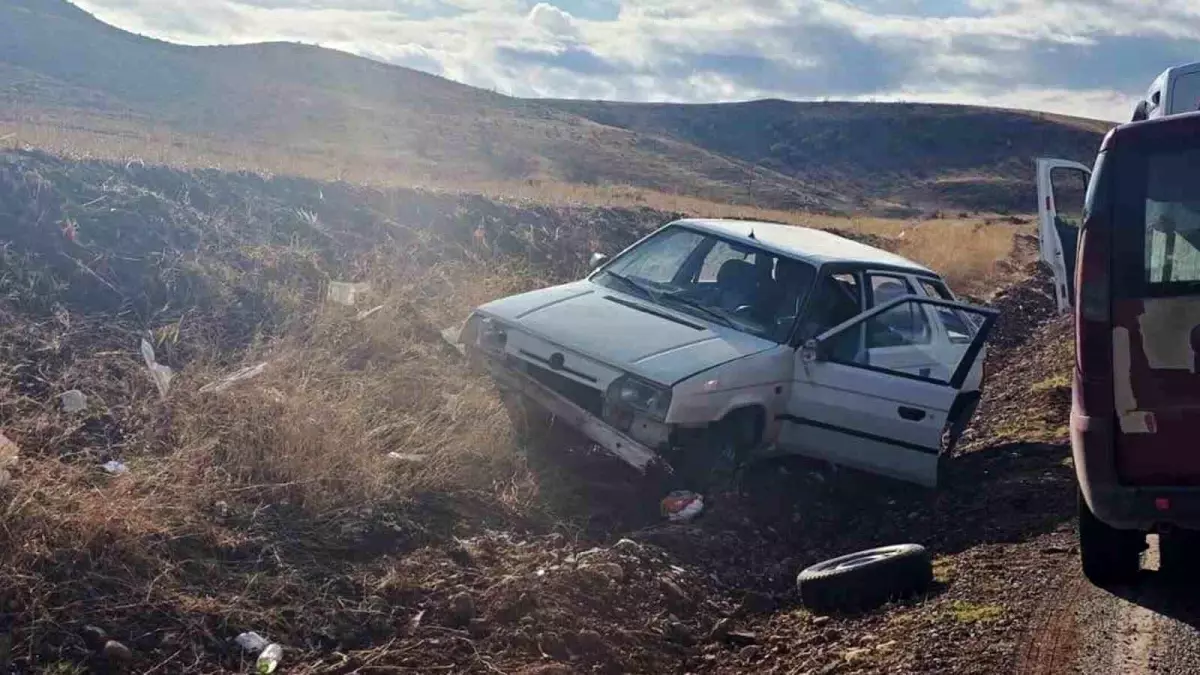 Kırıkkale'de Şarampole Devrilen Otomobil Kazasında 2 Yaralı