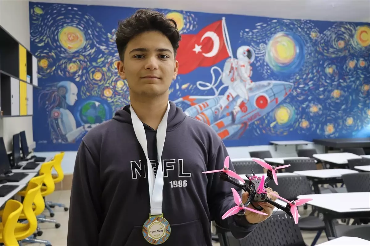 Kütahyalı Öğrenci, Sıfırdan Dron Yaparak Altın Madalya Kazandı