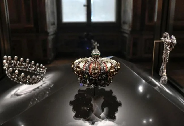 How was the Louvre Museum robbed in 7 minutes? 138 camera details