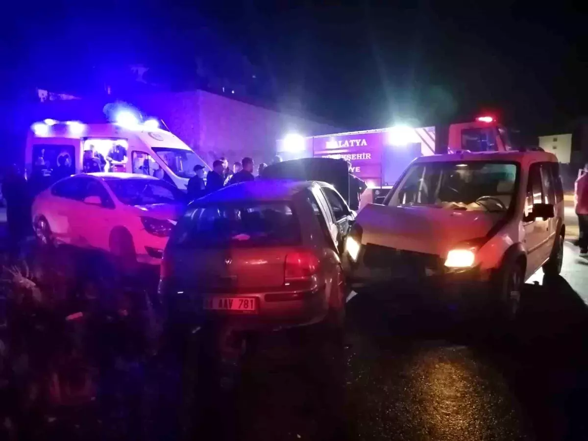 Malatya'da Üç Araçlı Trafik Kazası: 2 Yaralı