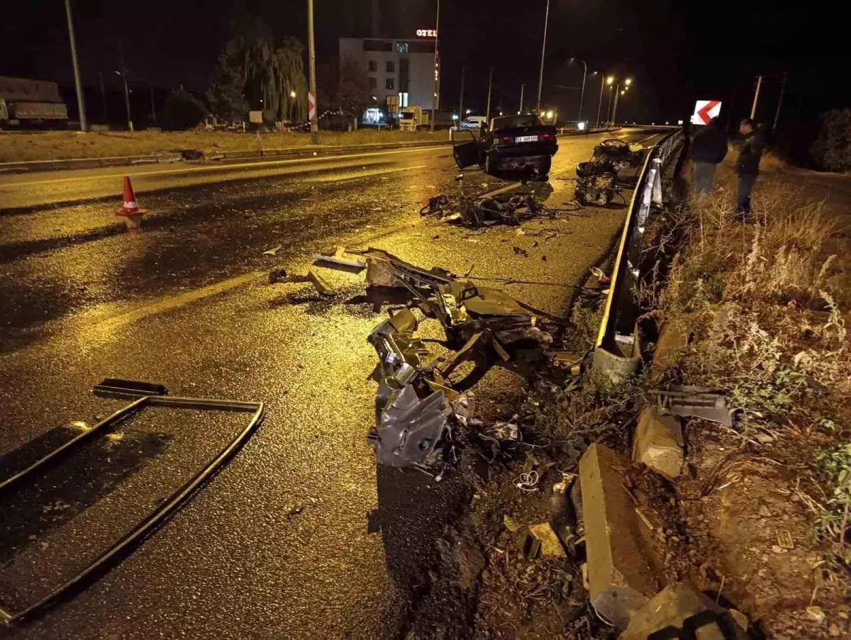 Afyonkarahisar'da Tırın Çarptığı Tofaş Otomobilde 1 Kişi Hayatını Kaybetti