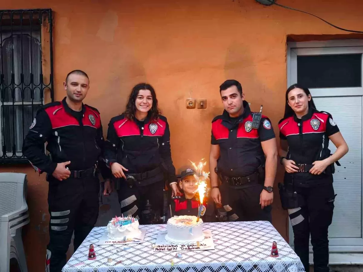Adana'da Motosikletli Polislerden Özel Gereksinimli Çocuğa Doğum Günü Sürprizi
