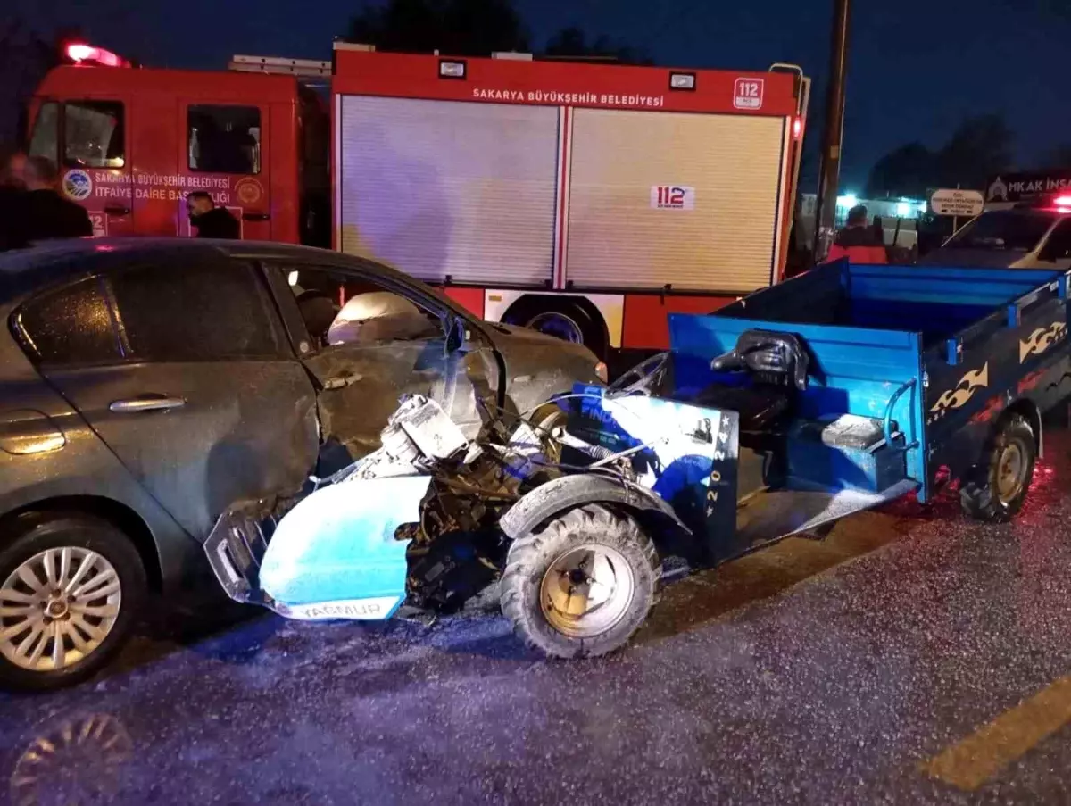 Sakarya'da Tarım Aracı ile Otomobil Çarpıştı: 6 Yaralı