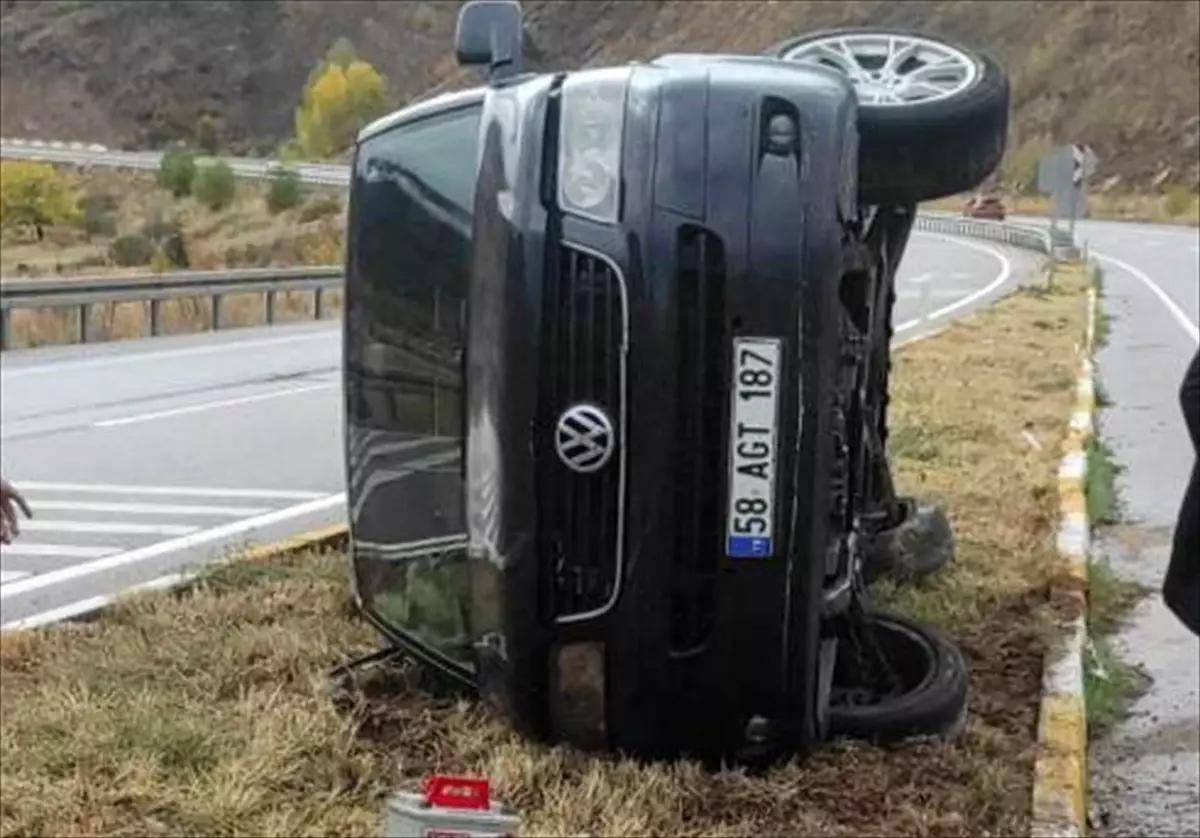 Sivas'ta Minibüs Devrildi: 2 Yaralı
