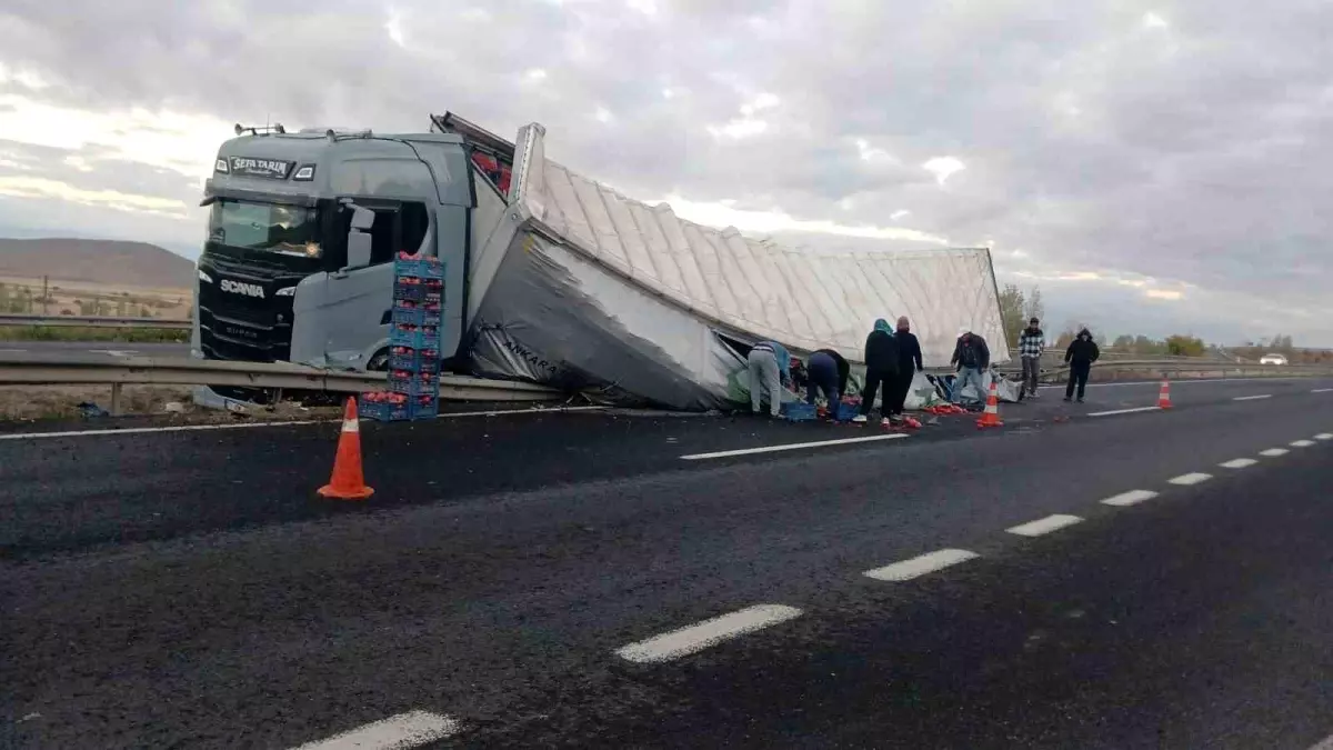 Sivrihisar'da Sebze Yüklü Tır Devrildi: Sürücü Yaralandı