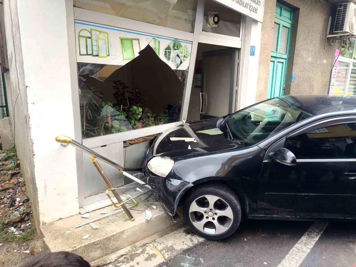 Tekirdağ'da Trafik Kazası: Otomobil Dükkana Girdi