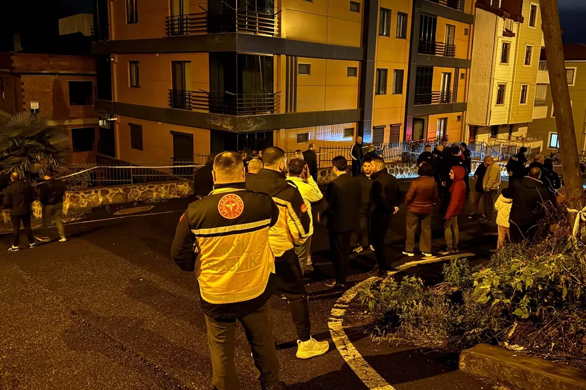 Temel kazısı sırasında toprak kayması: İki bina tahliye edildi