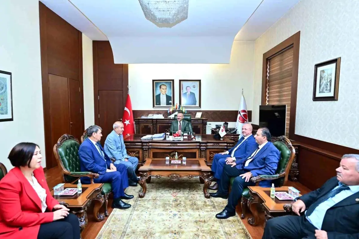 Eskişehir Valisi Hüseyin Aksoy, Muhtarlar Günü'nde Plaket Takdim Etti