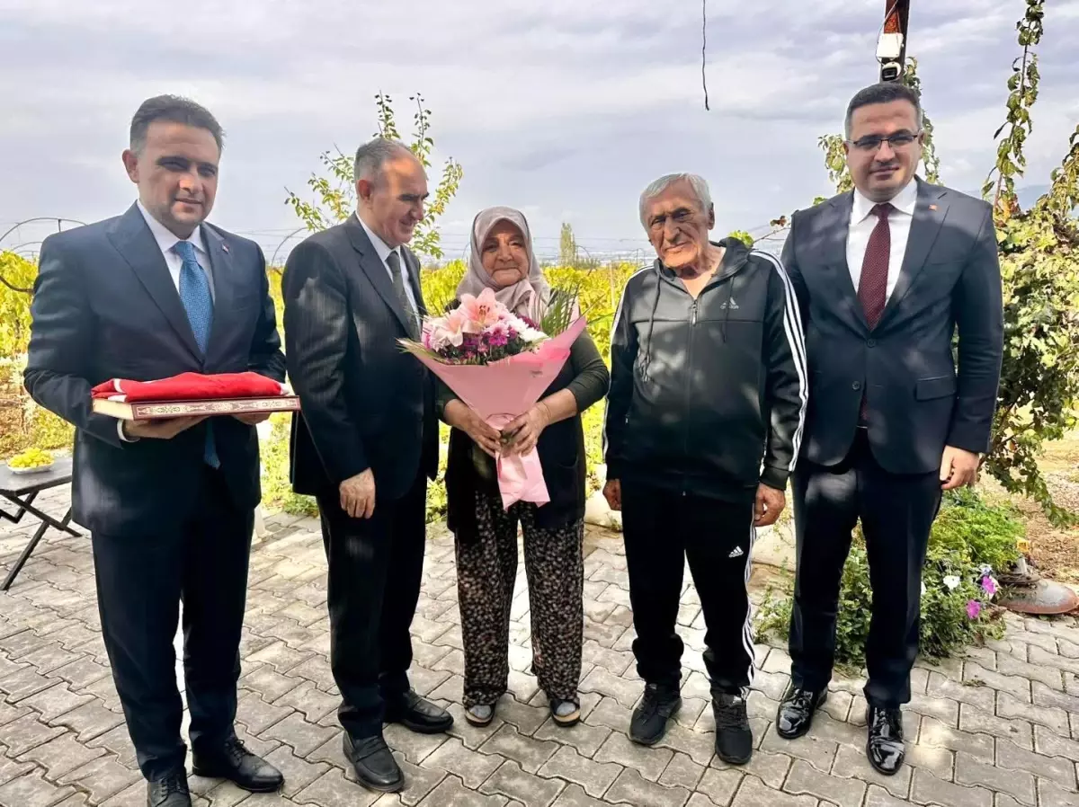 Vali Özkan ve beraberindekilerden şehit ailesine anlamlı ziyaret