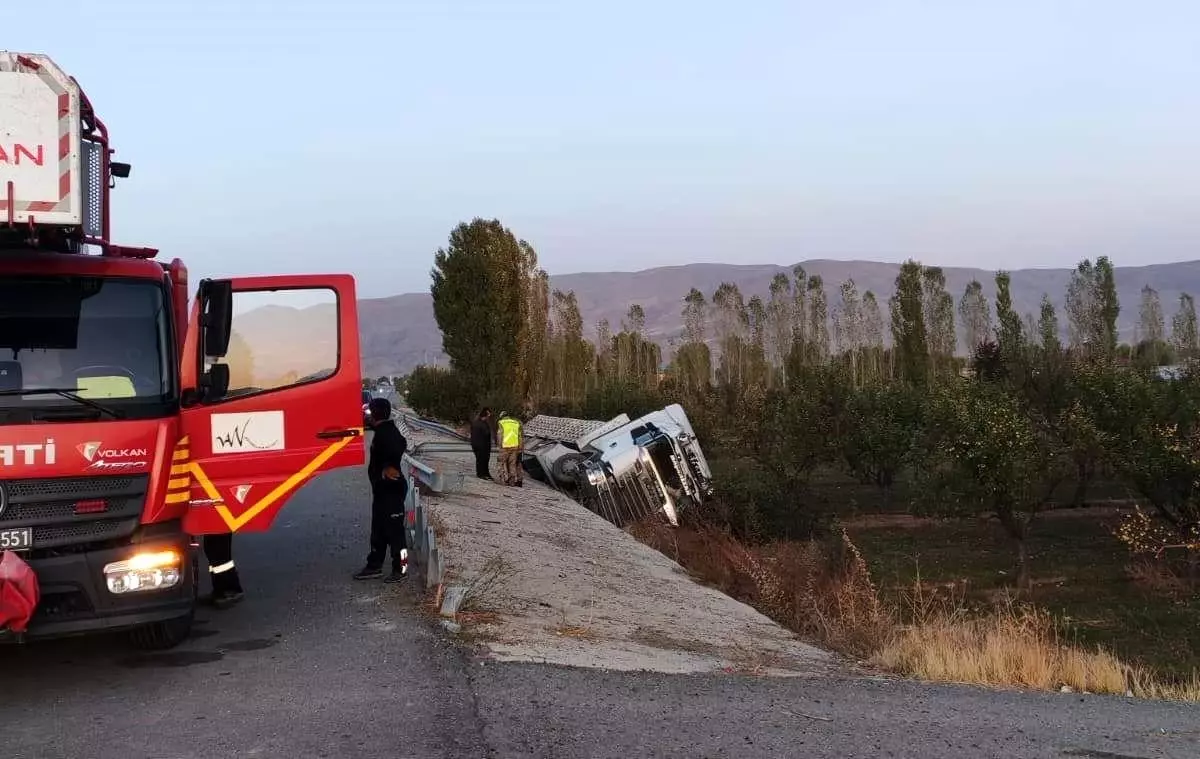 Muradiye'de Tır Şarampole Yuvarlandı: Sürücü Yaralı