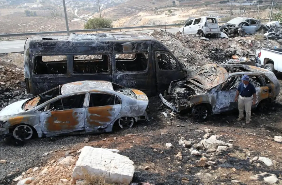 İsrailli Yerleşimciler Filistinlilere Ait Araçları Ateşe Verdi