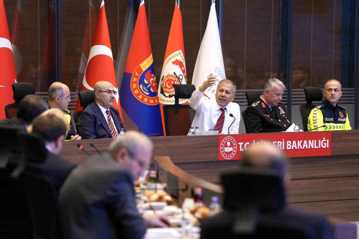 Bakan Yerlikaya: '36 maddelik trafik kanunu 1 Ocak 2026'dan itibaren yürürlüğe girecek'