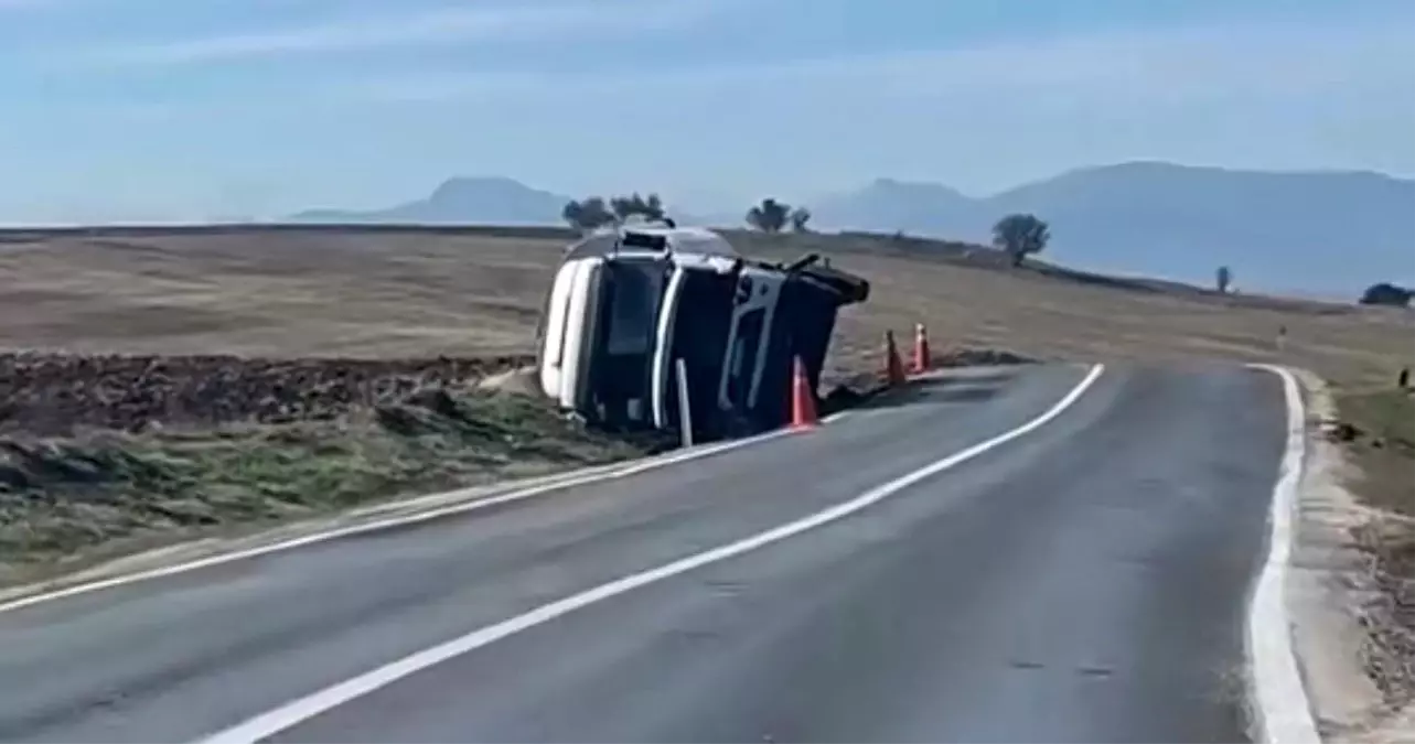 Bolu'da Yem Kamyonu Devrildi, Sürücü Sağ Kurtuldu
