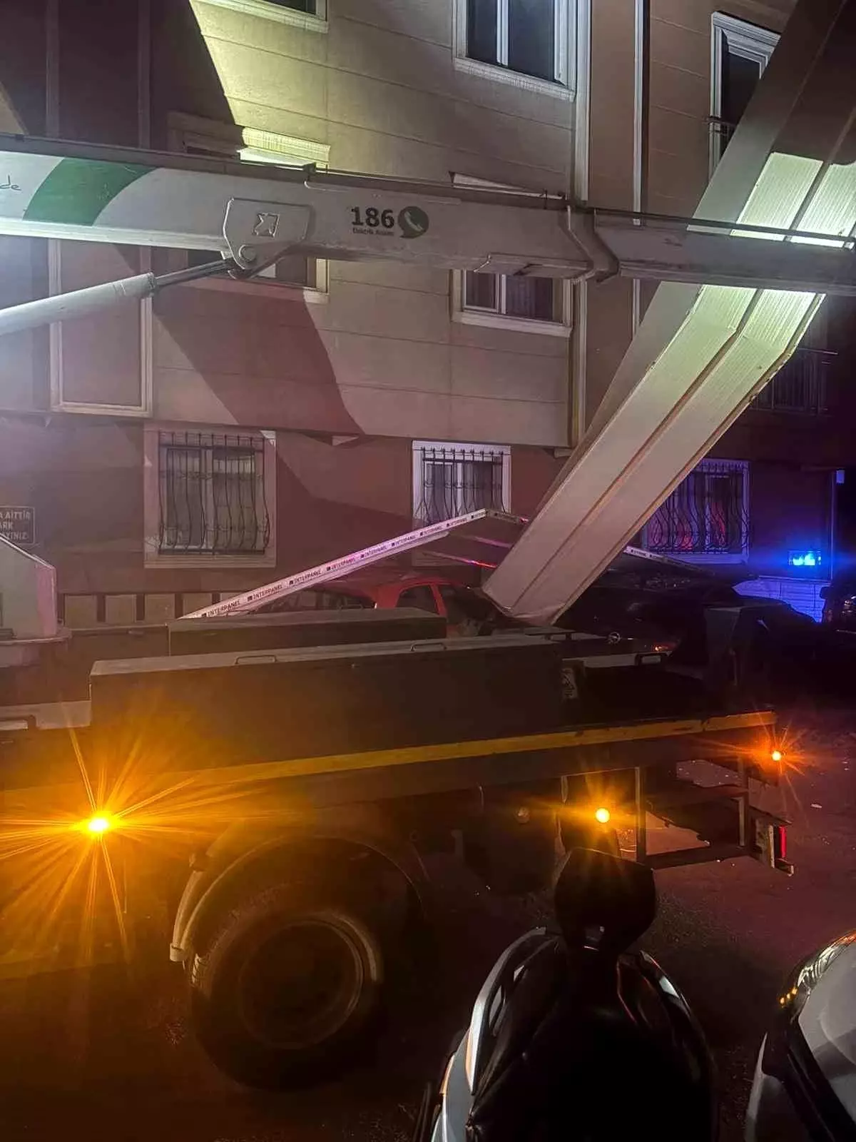 Bursa'da Apartmanın Çatı Katından Uçan Paneller Korku Dolu Anlar Yaşattı