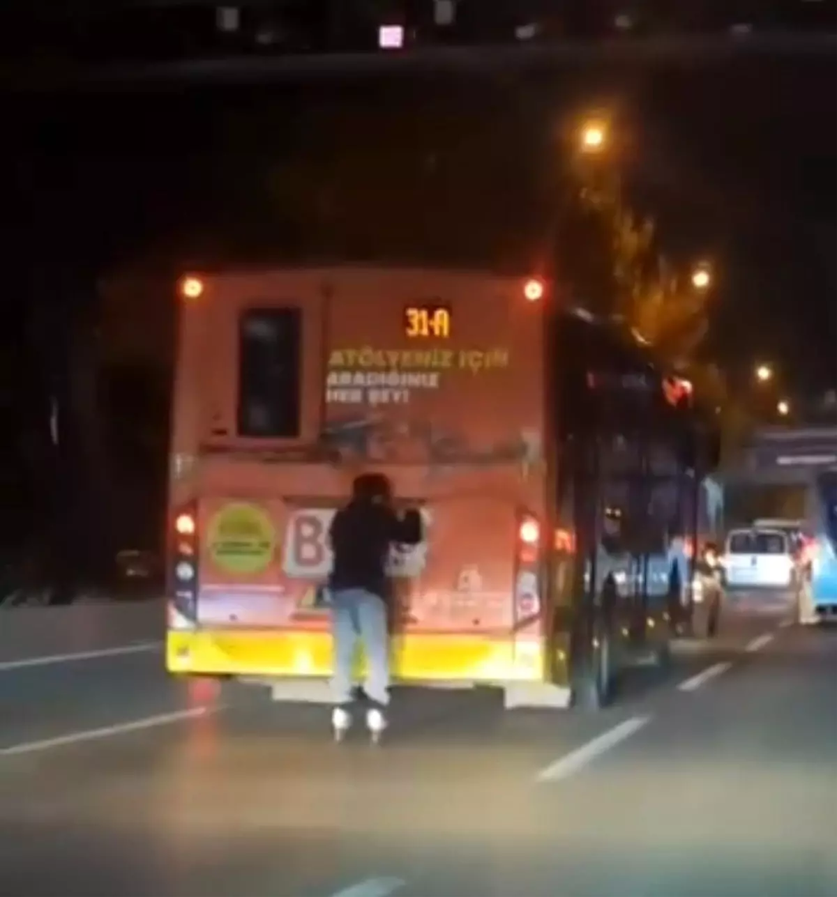 Bursa'da Patenle Otobüs Arkasına Tutunan Genç Tehlike Saçtı