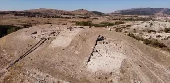 Aşağıseyit Höyüğü'nde 4500 Yıllık Yanmış Ev ve 2300 Yıllık Kale Suru Kalıntıları Bulundu