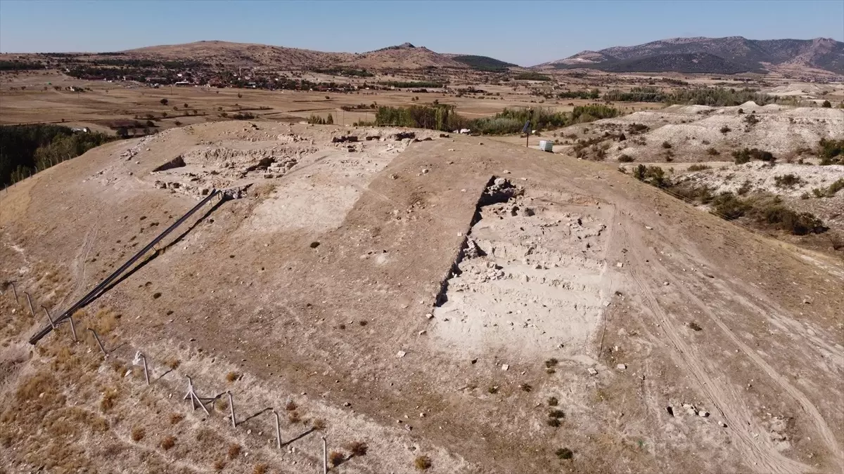 Aşağıseyit Höyüğü'nde 4500 Yıllık Yanmış Ev ve 2300 Yıllık Kale Suru Kalıntıları Bulundu