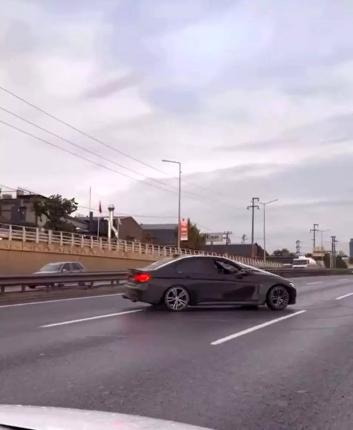 Kocaeli'de Düğün Konvoyunda Drift Yapan Sürücüyü 52 Bin TL Ceza Bekliyor