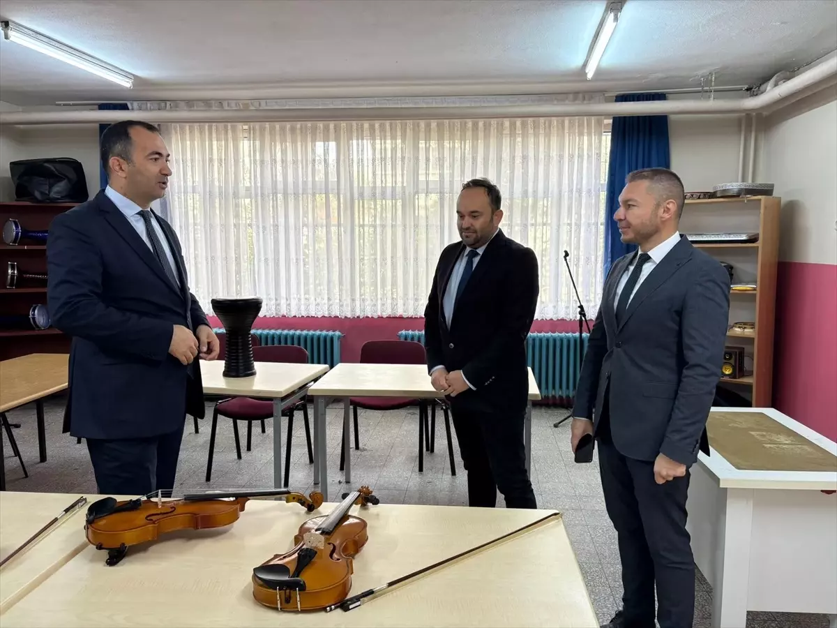 Edirne Milli Eğitim Müdürü Ferhat Yılmaz, Karaağaç Ortaokulunu Ziyaret Etti