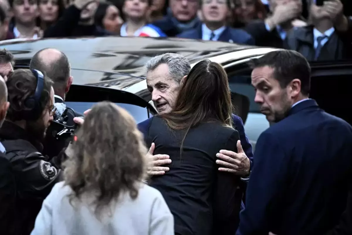 Hapse girecek eski Fransa Cumhurbaşkanı Sarkozy'den salvolar