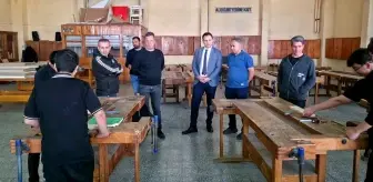 Gelibolu'daki Öğrenciler Okullar İçin Sıra ve Masa Üretiyor