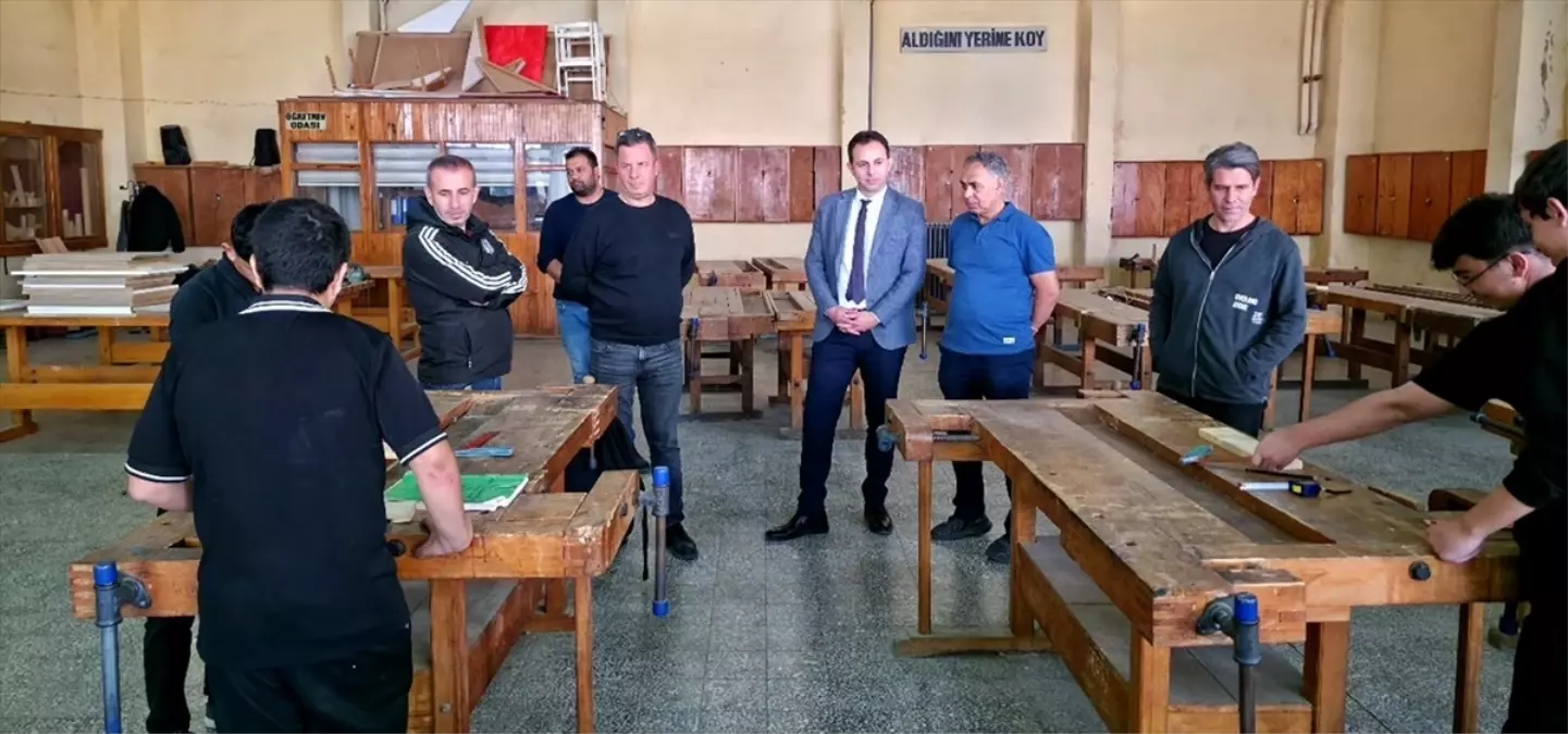 Gelibolu'daki Öğrenciler Okullar İçin Sıra ve Masa Üretiyor