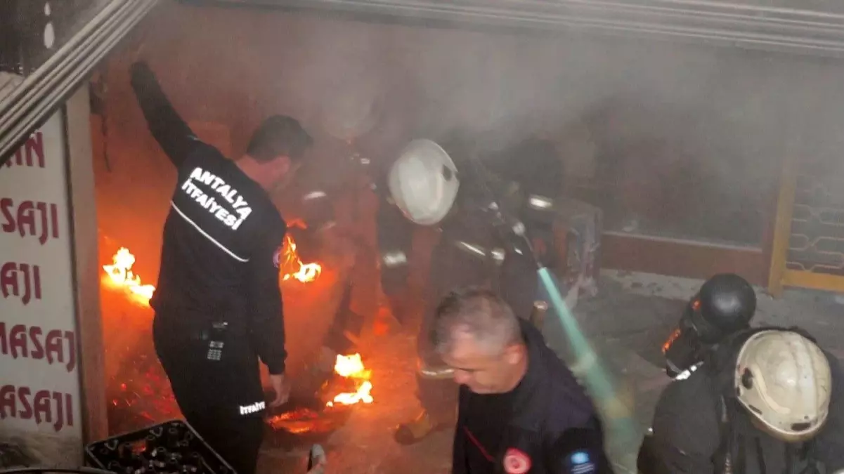 Antalya'da Müzik Aletleri İş Yerinde Yangın Korkuttu