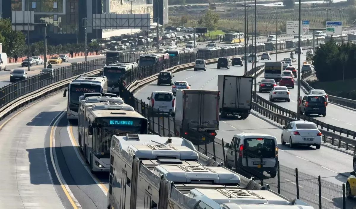 Küçükçekmece'de Metrobüs Kazası: Bir Yaralı