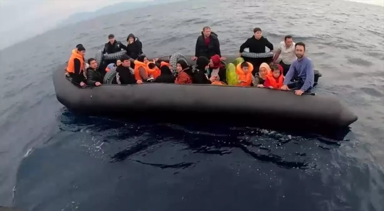 Çeşme ve Menderes Açıklarında 52 Düzensiz Göçmen Yakalandı