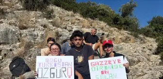 İzmir'de lise öğrencilerinden Gazze ve Doğu Türkistan için farkındalık yürüyüşü