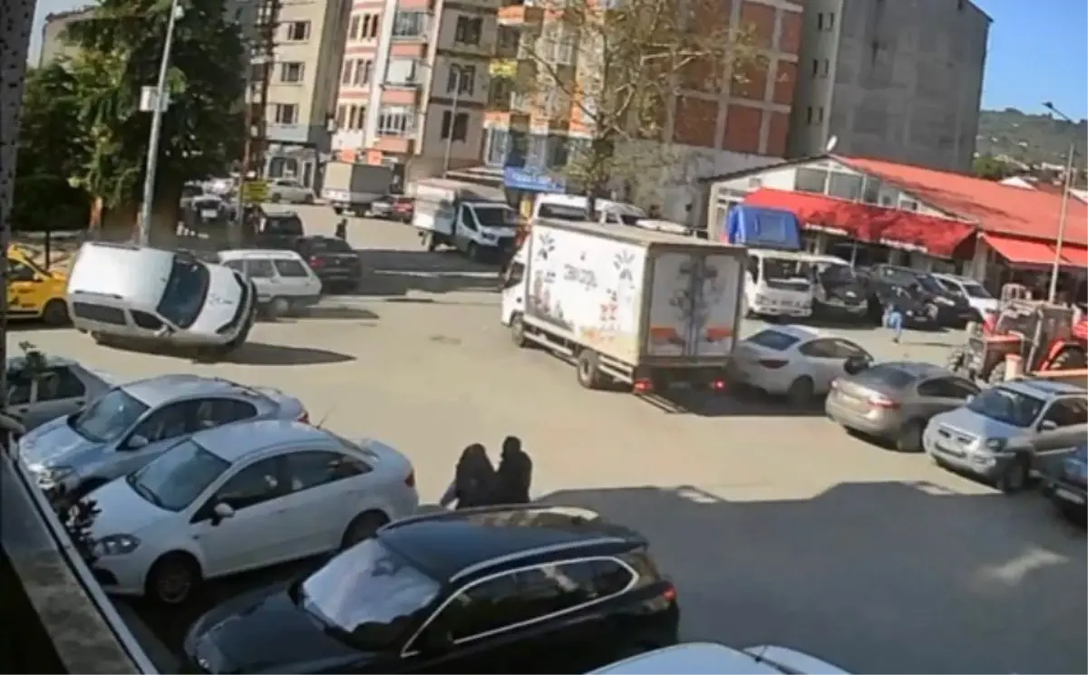 Ünye'de Kamyonetle Çarpışan Hafif Ticari Araç Takla Attı: Sürücü Yaralandı