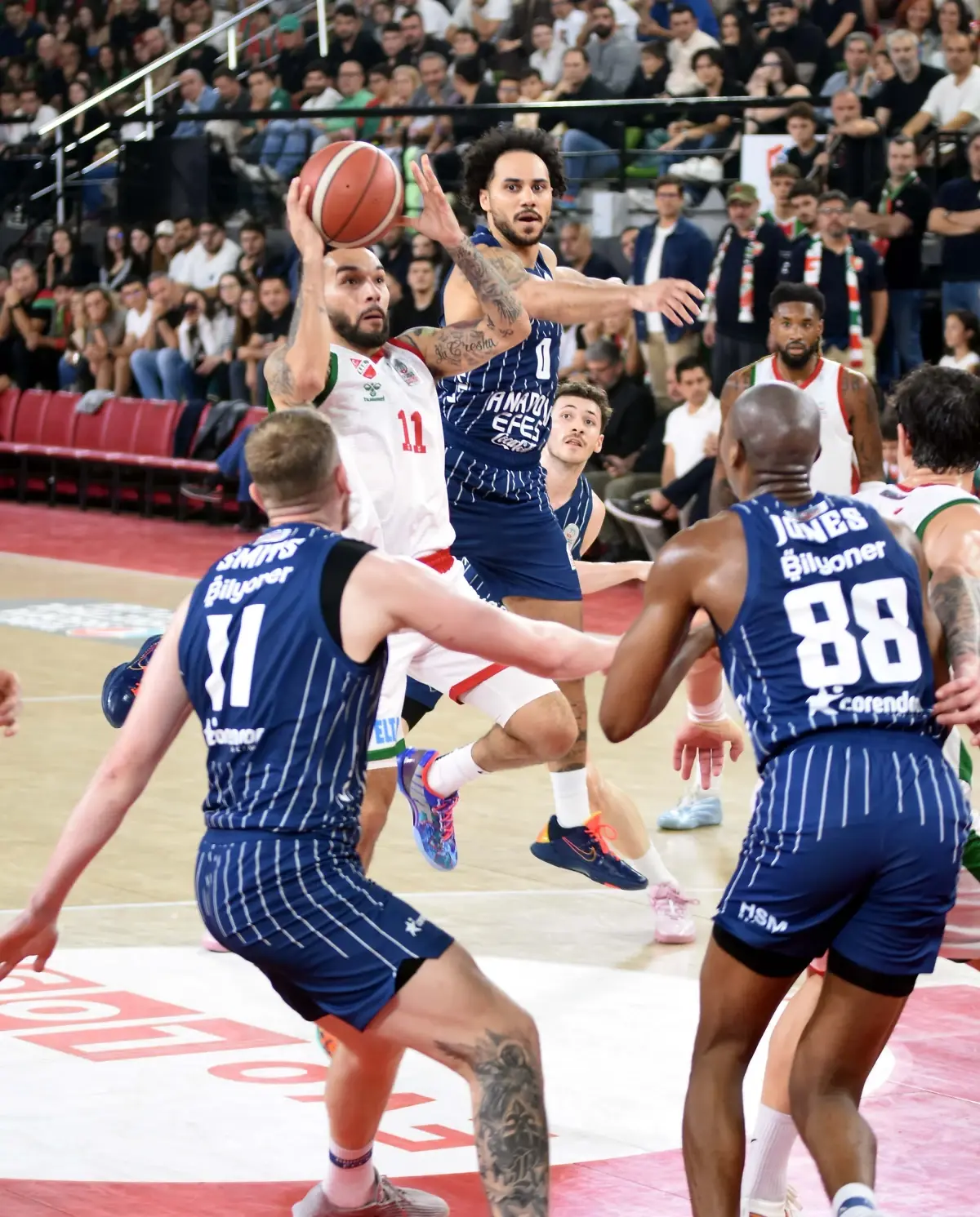 Karşıyaka, Anadolu Efes'e Karşı Mücadeleci Performans Sergiledi