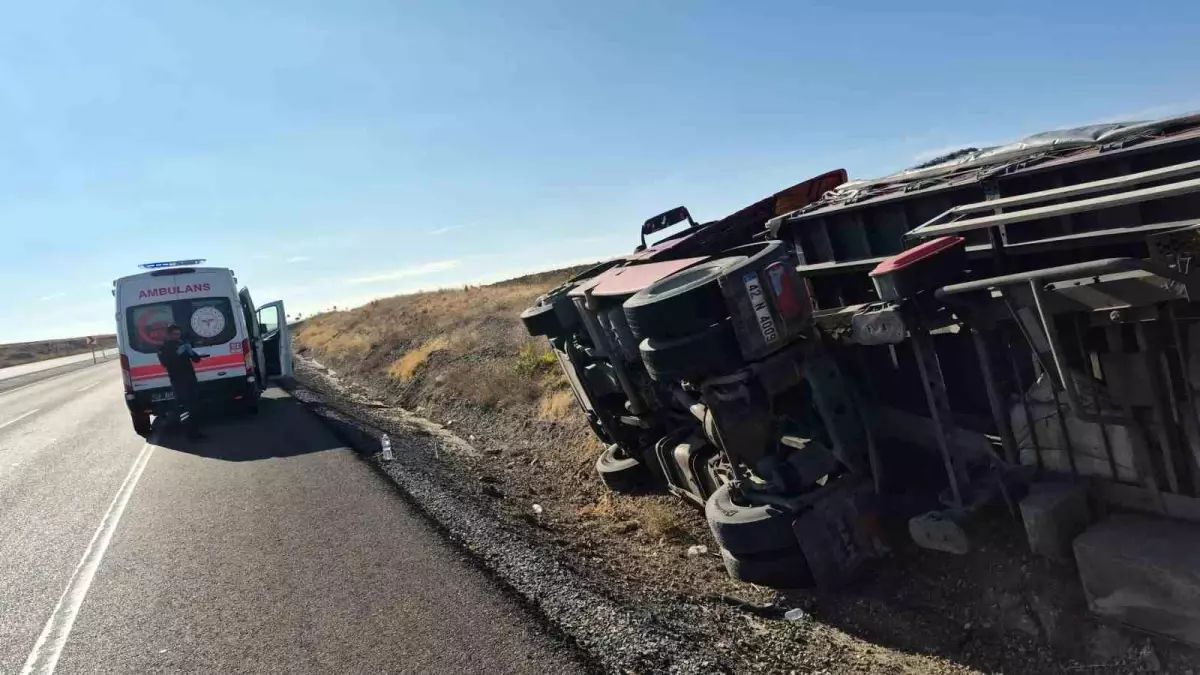 Konya'da Tır Devrildi: Sürücü Hafif Yaralandı