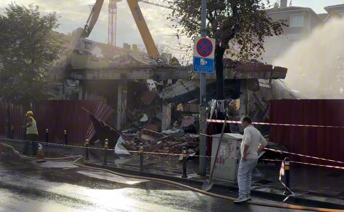 Küçükçekmece'de Yıkım Sırasında Bina Kısmı Çöktü